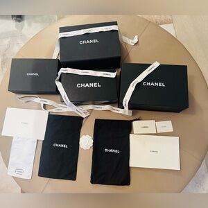 2 Chanel Elegant Black Box 
2 Chanel ribbons 
1 Chanel  flower 
1 shoe cover